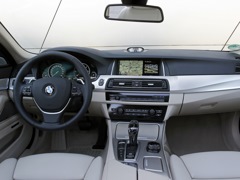 BMW 5 Series Touring. Выпускается с 2010 года. Одна базовая комплектация. Цена 3 080 000 руб.Двигатель 2.0, бензиновый. Привод полный. КПП: автоматическая.