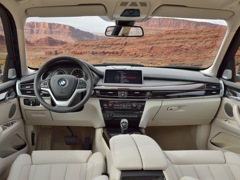 BMW X5 (2013). Выпускается с 2013 года. Семь базовых комплектаций. Цены от 4 000 000 до 5 520 000 руб.Двигатель от 2.0 до 4.4, бензиновый, дизельный и гибридный. Привод полный. КПП: автоматическая.
