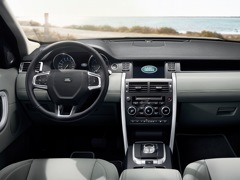 Land Rover Discovery Sport (2014). Выпускается с 2014 года. Пятнадцать базовых комплектаций. Цены от 2 850 000 до 4 242 000 руб.Двигатель 2.0, дизельный и бензиновый. Привод полный. КПП: автоматическая.