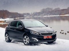 Peugeot 308 (2013). Выпускается с 2013 года. Две базовые комплектации. Цены от 1 589 000 до 1 685 000 руб.Двигатель 1.6, бензиновый. Привод передний. КПП: автоматическая.