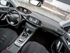 Peugeot 308 (2013). Выпускается с 2013 года. Две базовые комплектации. Цены от 1 589 000 до 1 685 000 руб.Двигатель 1.6, бензиновый. Привод передний. КПП: автоматическая.