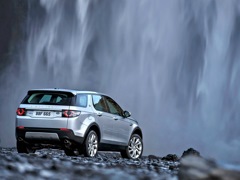 Land Rover Discovery Sport (2014). Выпускается с 2014 года. Пятнадцать базовых комплектаций. Цены от 2 850 000 до 4 242 000 руб.Двигатель 2.0, дизельный и бензиновый. Привод полный. КПП: автоматическая.