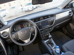 Toyota Auris. Выпускается с 2012 года. Семь базовых комплектаций. Цены от 1 059 000 до 1 268 000 руб.Двигатель от 1.3 до 1.6, бензиновый. Привод передний. КПП: механическая и вариатор.