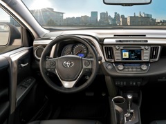 Toyota RAV4 (2013). Выпускается с 2013 года. Семнадцать базовых комплектаций. Цены от 998 000 до 1 786 000 руб.Двигатель от 2.0 до 2.5, бензиновый и дизельный. Привод передний и полный. КПП: механическая, вариатор и автоматическая.