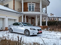 Lexus GS (2011). Выпускается с 2011 года. Одна базовая комплектация. Цена 2 966 000 руб.Двигатель 3.5, бензиновый. Привод полный. КПП: автоматическая.