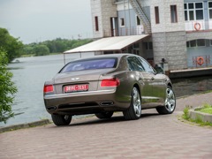 Bentley Flying Spur (2005). Выпускается с 2005 года. Четыре базовые комплектации. Цены от 11 900 000 до 14 200 000 руб.Двигатель от 4.0 до 6.0, бензиновый. Привод полный. КПП: автоматическая.