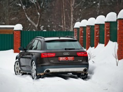 Audi A6 Allroad (2011). Выпускается с 2011 года. Три базовые комплектации. Цены от 4 222 000 до 4 622 000 руб.Двигатель 3.0, бензиновый. Привод полный. КПП: роботизированная.