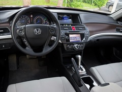 Honda Crosstour. Выпускается с 2010 года. Одна базовая комплектация. Цена 1 799 000 руб.Двигатель 2.4, бензиновый. Привод передний. КПП: автоматическая.