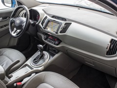 Kia Sportage (2010). Выпускается с 2010 года. Двенадцать базовых комплектаций. Цены от 1 129 900 до 1 709 900 руб.Двигатель 2.0, бензиновый и дизельный. Привод передний и полный. КПП: механическая и автоматическая.