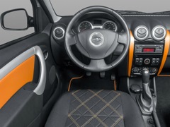 Lada Largus Cross (2014). Выпускается с 2014 года. Три базовые комплектации. Цены от 775 900 до 962 900 руб.Двигатель 1.6, бензиновый. Привод передний. КПП: механическая.