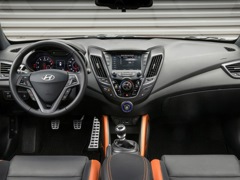 Hyundai Veloster. Выпускается с 2012 года. Две базовые комплектации. Цены от 1 204 000 до 1 459 000 руб.Двигатель 1.6, бензиновый. Привод передний. КПП: автоматическая и роботизированная.