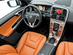 Volvo XC60 (2008). Выпускается с 2008 года. Одиннадцать базовых комплектаций. Цены от 2 468 000 до 3 070 000 руб.Двигатель от 2.0 до 2.4, дизельный и бензиновый. Привод передний и полный. КПП: автоматическая.