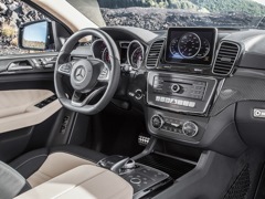 Mercedes-Benz GLE Coupe (2015). Выпускается с 2015 года. Две базовые комплектации. Цены от 5 600 000 до 5 750 000 руб.Двигатель 3.0, дизельный и бензиновый. Привод полный. КПП: автоматическая.
