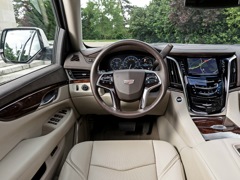 Cadillac Escalade (2015). Выпускается с 2015 года. Шесть базовых комплектаций. Цены от 6 636 000 до 8 665 000 руб.Двигатель 6.2, бензиновый. Привод полный. КПП: автоматическая.