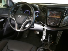 Hyundai i40 Wagon. Выпускается с 2012 года. Шесть базовых комплектаций. Цены от 1 314 000 до 1 694 000 руб.Двигатель от 1.7 до 2.0, бензиновый и дизельный. Привод передний. КПП: автоматическая и роботизированная.
