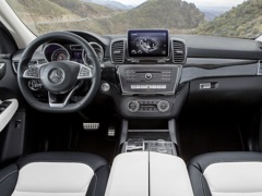 Mercedes-Benz GLE (2015). Выпускается с 2015 года. Пять базовых комплектаций. Цены от 4 030 000 до 5 380 000 руб.Двигатель от 2.1 до 3.5, дизельный, бензиновый и гибридный. Привод полный. КПП: автоматическая.