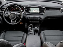 Kia Sorento Prime (2015). Выпускается с 2015 года. Девять базовых комплектаций. Цены от 2 134 900 до 2 714 900 руб.Двигатель от 2.2 до 3.3, бензиновый и дизельный. Привод полный. КПП: автоматическая.