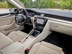 Volkswagen Passat (2014). Выпускается с 2014 года. Две базовые комплектации. Цены от 1 999 000 до 2 139 000 руб.Двигатель от 1.4 до 1.8, бензиновый. Привод передний. КПП: роботизированная.