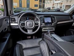 Volvo XC90 (2014). Выпускается с 2014 года. Пятнадцать базовых комплектаций. Цены от 3 919 000 до 8 670 000 руб.Двигатель 2.0, бензиновый, дизельный и гибридный. Привод полный. КПП: автоматическая.