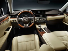Lexus ES (2012). Выпускается с 2012 года. Девять базовых комплектаций. Цены от 2 235 000 до 3 436 000 руб.Двигатель от 2.0 до 3.5, бензиновый. Привод передний. КПП: автоматическая.