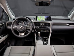 Lexus RX (2015). Выпускается с 2015 года. Пятнадцать базовых комплектаций. Цены от 3 011 000 до 5 282 000 руб.Двигатель от 2.0 до 3.5, бензиновый и гибридный. Привод передний и полный. КПП: автоматическая и вариатор.