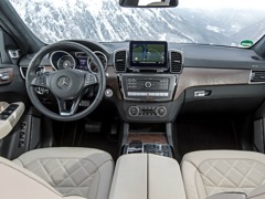 Mercedes-Benz GLS (2016). Выпускается с 2016 года. Три базовые комплектации. Цены от 5 350 000 до 7 820 000 руб.Двигатель от 3.0 до 4.7, бензиновый и дизельный. Привод полный. КПП: автоматическая.