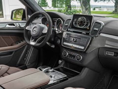 Mercedes-Benz GLS 63 AMG. Выпускается с 2016 года. Одна базовая комплектация. Цена 9 950 000 руб.Двигатель 5.5, бензиновый. Привод полный. КПП: автоматическая.