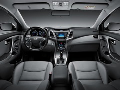 Hyundai Elantra (2010). Выпускается с 2010 года. Пять базовых комплектаций. Цены от 869 900 до 1 069 900 руб.Двигатель от 1.6 до 1.8, бензиновый. Привод передний. КПП: механическая и автоматическая.