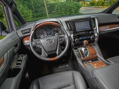Toyota Alphard (2015). Выпускается с 2015 года. Три базовые комплектации. Цены от 3 578 000 до 4 385 000 руб.Двигатель 3.5, бензиновый. Привод передний. КПП: автоматическая.