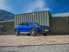 Mercedes-Benz GLC Coupe (2016). Выпускается с 2016 года. Четыре базовые комплектации. Цены от 3 980 000 до 4 180 000 руб.Двигатель от 2.0 до 2.1, бензиновый и дизельный. Привод полный. КПП: автоматическая.