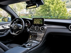 Mercedes-Benz GLC Coupe (2016). Выпускается с 2016 года. Четыре базовые комплектации. Цены от 3 980 000 до 4 180 000 руб.Двигатель от 2.0 до 2.1, бензиновый и дизельный. Привод полный. КПП: автоматическая.