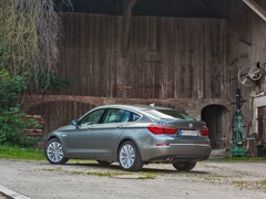 BMW 5 GT. Выпускается с 2009 года. Пять базовых комплектаций. Цены от 3 350 000 до 4 450 000 руб.Двигатель от 3.0 до 4.4, дизельный и бензиновый. Привод задний и полный. КПП: автоматическая.
