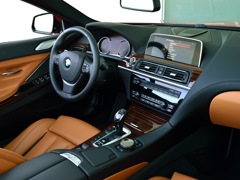 BMW 6 Series Convertible. Выпускается с 2010 года. Четыре базовые комплектации. Цены от 5 110 000 до 5 930 000 руб.Двигатель от 3.0 до 4.4, бензиновый. Привод задний и полный. КПП: автоматическая.