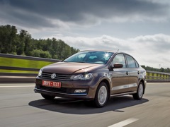 Volkswagen Polo Sedan (2010). Выпускается с 2010 года. Четырнадцать базовых комплектаций. Цены от 716 900 до 993 900 руб.Двигатель от 1.4 до 1.6, бензиновый. Привод передний. КПП: механическая, автоматическая и роботизированная.