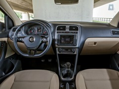 Volkswagen Polo Sedan (2010). Выпускается с 2010 года. Четырнадцать базовых комплектаций. Цены от 716 900 до 993 900 руб.Двигатель от 1.4 до 1.6, бензиновый. Привод передний. КПП: механическая, автоматическая и роботизированная.
