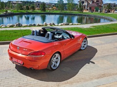 BMW Z4. Выпускается с 2009 года. Четыре базовые комплектации. Цены от 2 600 000 до 3 660 000 руб.Двигатель от 2.0 до 3.0, бензиновый. Привод задний. КПП: механическая и роботизированная.