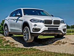 BMW X6 (2014). Выпускается с 2014 года. Пять базовых комплектаций. Цены от 5 260 000 до 6 440 000 руб.Двигатель от 3.0 до 4.4, бензиновый и дизельный. Привод полный. КПП: автоматическая.