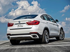 BMW X6 (2014). Выпускается с 2014 года. Пять базовых комплектаций. Цены от 5 260 000 до 6 440 000 руб.Двигатель от 3.0 до 4.4, бензиновый и дизельный. Привод полный. КПП: автоматическая.