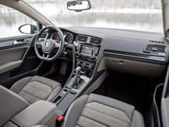 Volkswagen Golf 5D (2012). Выпускается с 2012 года. Девять базовых комплектаций. Цены от 1 240 100 до 1 519 160 руб.Двигатель от 1.4 до 1.6, бензиновый. Привод передний. КПП: механическая, автоматическая и роботизированная.