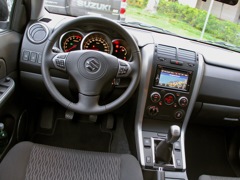 Suzuki Grand Vitara 5d. Выпускается с 2005 года. Семь базовых комплектаций. Цена пока неизвестна.Двигатель от 2.0 до 2.4, бензиновый. Привод полный. КПП: автоматическая и механическая.