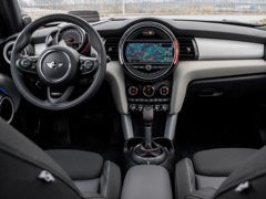 MINI Cooper S 5D. Выпускается с 2014 года. Две базовые комплектации. Цены от 1 830 000 до 1 940 000 руб.Двигатель 2.0, бензиновый. Привод передний. КПП: механическая и автоматическая.