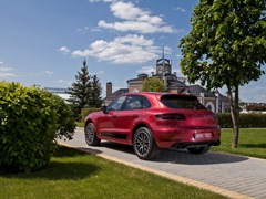 Porsche Macan (2013). Выпускается с 2013 года. Шесть базовых комплектаций. Цены от 3 512 000 до 6 323 000 руб.Двигатель от 2.0 до 3.6, бензиновый и дизельный. Привод полный. КПП: роботизированная.