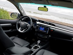 Toyota Hilux (2015). Выпускается с 2015 года. Пять базовых комплектаций. Цены от 2 382 000 до 2 947 000 руб.Двигатель от 2.4 до 2.8, дизельный. Привод полный. КПП: механическая и автоматическая.