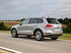Volkswagen Touareg (2010). Выпускается с 2010 года. Тринадцать базовых комплектаций. Цены от 3 059 000 до 3 909 000 руб.Двигатель от 3.0 до 3.6, бензиновый и дизельный. Привод полный. КПП: автоматическая.