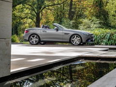 Mercedes-Benz SLC. Выпускается с 2015 года. Две базовые комплектации. Цены от 3 270 000 до 3 850 000 руб.Двигатель 2.0, бензиновый. Привод задний. КПП: автоматическая.