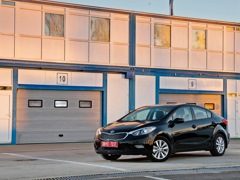 Kia Cerato (2012). Выпускается с 2012 года. Семь базовых комплектаций. Цены от 952 900 до 1 184 900 руб.Двигатель от 1.6 до 2.0, бензиновый. Привод передний. КПП: механическая и автоматическая.