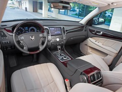 Hyundai Equus. Выпускается с 2009 года. Пять базовых комплектаций. Цены от 3 437 000 до 4 627 000 руб.Двигатель от 3.8 до 5.0, бензиновый. Привод задний. КПП: автоматическая.