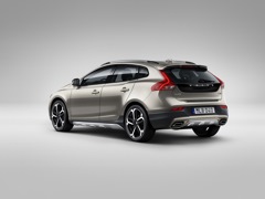 Volvo V40 Cross Country. Выпускается с 2012 года. Семь базовых комплектаций. Цены от 1 684 000 до 2 188 000 руб.Двигатель от 1.5 до 2.0, бензиновый и дизельный. Привод передний и полный. КПП: автоматическая.