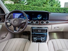Mercedes-Benz E Sedan (2016). Выпускается с 2016 года. Тринадцать базовых комплектаций. Цены от 3 400 000 до 5 070 000 руб.Двигатель от 2.0 до 3.0, дизельный, бензиновый и гибридный. Привод задний и полный. КПП: автоматическая.