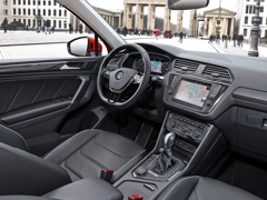 Volkswagen Tiguan (2016). Выпускается с 2016 года. Одиннадцать базовых комплектаций. Цены от 1 799 000 до 2 409 000 руб.Двигатель от 1.4 до 2.0, бензиновый и дизельный. Привод передний и полный. КПП: механическая и роботизированная.